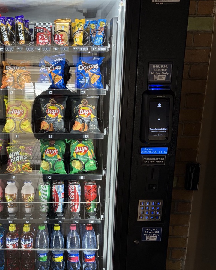 A VendBot P5L payment terminal fitted to a CV1000 vending machine, with cash also accepted